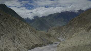 tid upphöra av moln i de berg. vandra runt om annapurna. nepal, himalaya. 4k video
