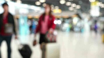 brouiller de les passagers sont en marchant à aéroport dans droit de douane video