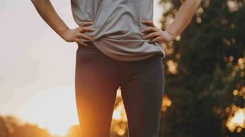 ejercicio y sano concepto, joven asiático corredor mujer corriendo en el parque en ropa de deporte Mañana tiempo, selectivo atención video