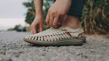 Übung und gesund Konzept, jung asiatisch Läufer Frau Laufen im das Park im Sportbekleidung Morgen Zeit, selektiv Fokus video