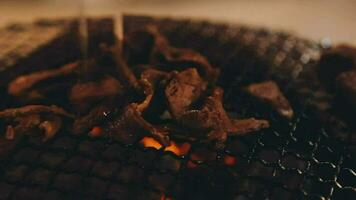 fest för utegrill japansk stil, yakiniku. kött är varelse kokta på spis i en japansk video