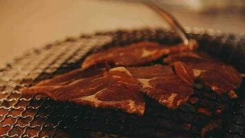 Party zum Grill japanisch Stil, Yakiniku. Fleisch sind Sein gekocht auf Herd im ein japanisch video