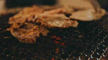 Party zum Grill japanisch Stil, Yakiniku. Fleisch sind Sein gekocht auf Herd im ein japanisch video