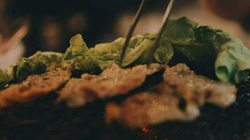 festa para churrasco japonês estilo, yakiniku. carnes estão ser cozinhou em fogão dentro uma japonês video