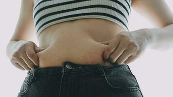 mujer gorda, barriga gorda, gordita, mujer obesa mano sosteniendo grasa abdominal excesiva con cinta métrica, concepto de estilo de vida de dieta de mujer video