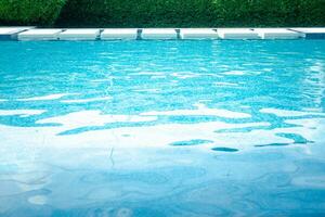 azul lujoso al aire libre piscina en moderno estilo foto