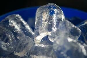 hielo cubitos en azul balde. foto