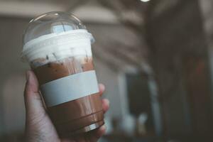 tomar lejos taza de con hielo café moca en mano foto