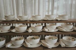 hervido arroz sopa en un blanco cuenco preparado para invitados en el Boda ceremonia foto