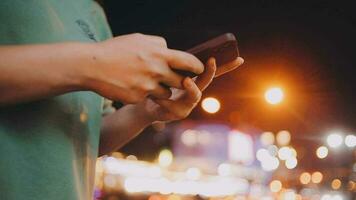 asiatico attraente donna zaino in spalla chat su Telefono mentre camminare nel città. bellissimo donna turista viaggiatore viaggio solo su strada utilizzando smartphone godere trascorrere tempo su vacanza vacanza viaggio a notte strada video