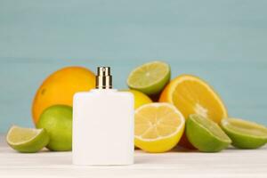 perfume con agrios extractos selectivo enfocar. spa día, concepto de frescura perfume botella con limón Lima y naranja foto