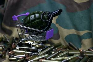 rifle cartuchos en pequeño compras carro. grande calibre munición cartuchos y mano granadas con un pequeño compras cesta foto