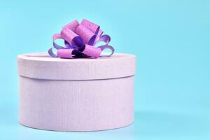 Round gift box with bow photo