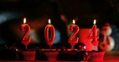 candele siamo illuminato nel il forma di il numero 2024 video