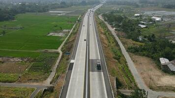 Zeitraffer von Antenne Aussicht von Maut Straße Das umgeben durch Natur im Boyolali, Java , Indonesien video