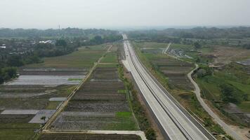 aéreo ver de Peaje la carretera ese rodeado por naturaleza en boyolali, Java , Indonesia video