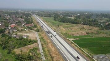 aéreo ver de Peaje la carretera ese rodeado por naturaleza en boyolali, Java , Indonesia video