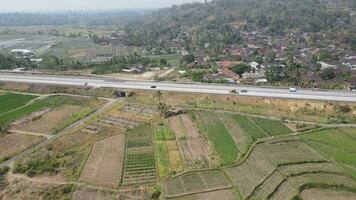 aéreo Visão do Pedágio estrada este cercado de natureza dentro boyolali, Java , Indonésia video