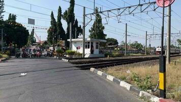uma locomotiva e uma grandes distância trem conjunto tem partiu. surakarta, agosto 21, 2023. video