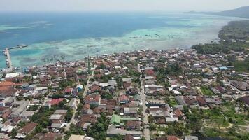 aereo Visualizza di Residenziale le zone nel karimunjawa isole, jepara, Indonesia. video