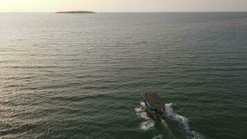 landskap av en snabb motorbåt och solnedgång i ett hav i karimunjawa, jepara, indonesien video