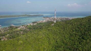 aéreo ver de residencial areas en karimunjawa islas, jepara, Indonesia. video