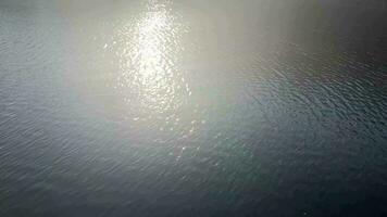 zon reflecterend Aan sprankelend blauw zee, oceaan Bij zonsondergang, zonsopkomst video