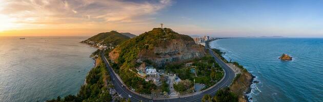 aéreo ver de vung tau ciudad, Vietnam, panorámico ver de el pacífico y hermosa costero ciudad detrás el estatua de Cristo el Rey en pie en montar no en vung tau ciudad. foto