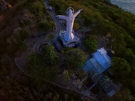 aéreo ver de vung tau ciudad, Vietnam, panorámico ver de el pacífico y hermosa costero ciudad detrás el estatua de Cristo el Rey en pie en montar no en vung tau ciudad. foto