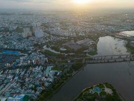 panorámico ver de Saigón, Vietnam desde encima a Ho chi minh de la ciudad central negocio distrito. paisaje urbano y muchos edificios, local casas, puentes, ríos foto