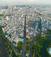 panorámico ver de Saigón, Vietnam desde encima a Ho chi minh de la ciudad central negocio distrito. paisaje urbano y muchos edificios, local casas, puentes, ríos foto