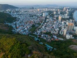 panorámico costero vung tau ver desde arriba, con ondas, línea costera, calles, Coco árboles, montar no en Vietnam detrás el estatua de Cristo el Rey foto