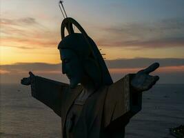 aéreo ver de vung tau ciudad, Vietnam, panorámico ver de el pacífico y hermosa costero ciudad detrás el estatua de Cristo el Rey en pie en montar no en vung tau ciudad. foto