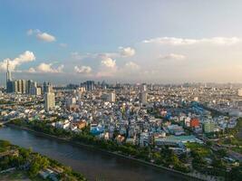 panorámico ver de Saigón, Vietnam desde encima a Ho chi minh de la ciudad central negocio distrito. paisaje urbano y muchos edificios, local casas, puentes, ríos foto