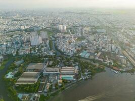 panorámico ver de Saigón, Vietnam desde encima a Ho chi minh de la ciudad central negocio distrito. paisaje urbano y muchos edificios, local casas, puentes, ríos foto