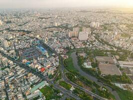 panorámico ver de Saigón, Vietnam desde encima a Ho chi minh de la ciudad central negocio distrito. paisaje urbano y muchos edificios, local casas, puentes, ríos foto