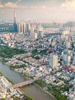 panorámico ver de Saigón, Vietnam desde encima a Ho chi minh de la ciudad central negocio distrito. paisaje urbano y muchos edificios, local casas, puentes, ríos foto