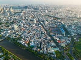 panorámico ver de Saigón, Vietnam desde encima a Ho chi minh de la ciudad central negocio distrito. paisaje urbano y muchos edificios, local casas, puentes, ríos foto