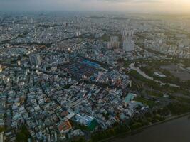 panorámico ver de Saigón, Vietnam desde encima a Ho chi minh de la ciudad central negocio distrito. paisaje urbano y muchos edificios, local casas, puentes, ríos foto