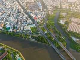 panorámico ver de Saigón, Vietnam desde encima a Ho chi minh de la ciudad central negocio distrito. paisaje urbano y muchos edificios, local casas, puentes, ríos foto