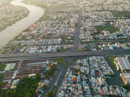 panorámico ver de Saigón, Vietnam desde encima a Ho chi minh de la ciudad central negocio distrito. paisaje urbano y muchos edificios, local casas, puentes, ríos foto