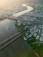 panorámico ver de Saigón, Vietnam desde encima a Ho chi minh de la ciudad central negocio distrito. paisaje urbano y muchos edificios, local casas, puentes, ríos foto