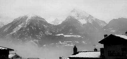 invierno paisajes de el aosta valle, el Alpes montaña rango en diciembre 2023 a el comenzando de el frío invierno foto