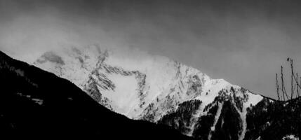 invierno paisajes de el aosta valle, el Alpes montaña rango en diciembre 2023 a el comenzando de el frío invierno foto