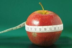 un manzana con un medición cinta alrededor eso foto