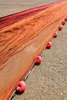 un largo línea de naranja red con rojo cuerdas foto