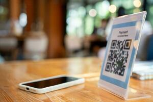 teléfono inteligente a escanear qr código para orden menú en café restaurante con un digital entrega. escoger menú y orden acumular descuento. mi billetera, tecnología, pagar en línea, crédito tarjeta, banco aplicación foto