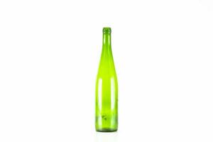 un verde botella sentado en un blanco superficie foto