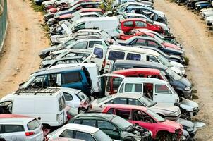 un grande grupo de carros son estacionado en un lote foto