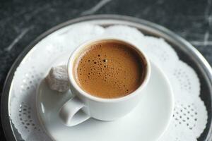 un taza de turco café en mesa foto